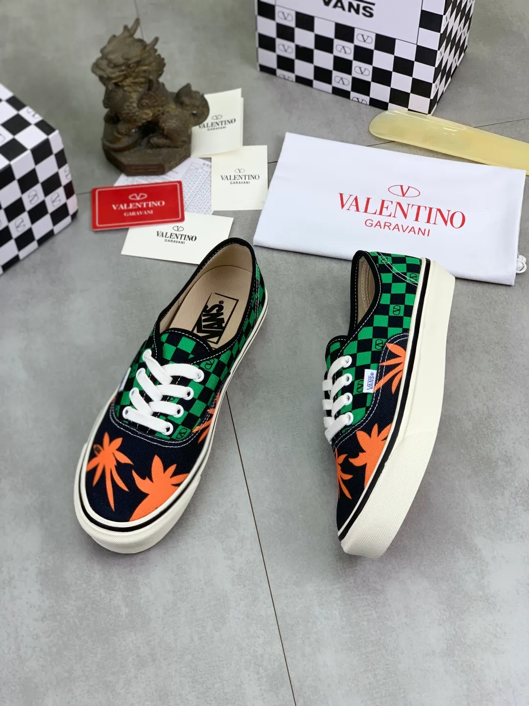Men's shoes 💰P460 New Valentino❌Wans co-branded Valentino and Vans release new co-branded sneakers, integrating Valentino's Italian high-definition aesthetics and Vans's free and authentic spirit, giving classic shoes a personality that spans the ages. Many stars - Jolin Tsai. Yang Zi. Liu Wen. Ma Baiquan. Choi Soobin. freen. Song Zuer. JJ Lin. zel. Cecilia Cheung. shark. Xin Yunlai...Same style. Female model: 35-42 (41.42 is custom-made and non-refundable) Men's model: 39-46 (45.46 is custom-made and non-refundable)